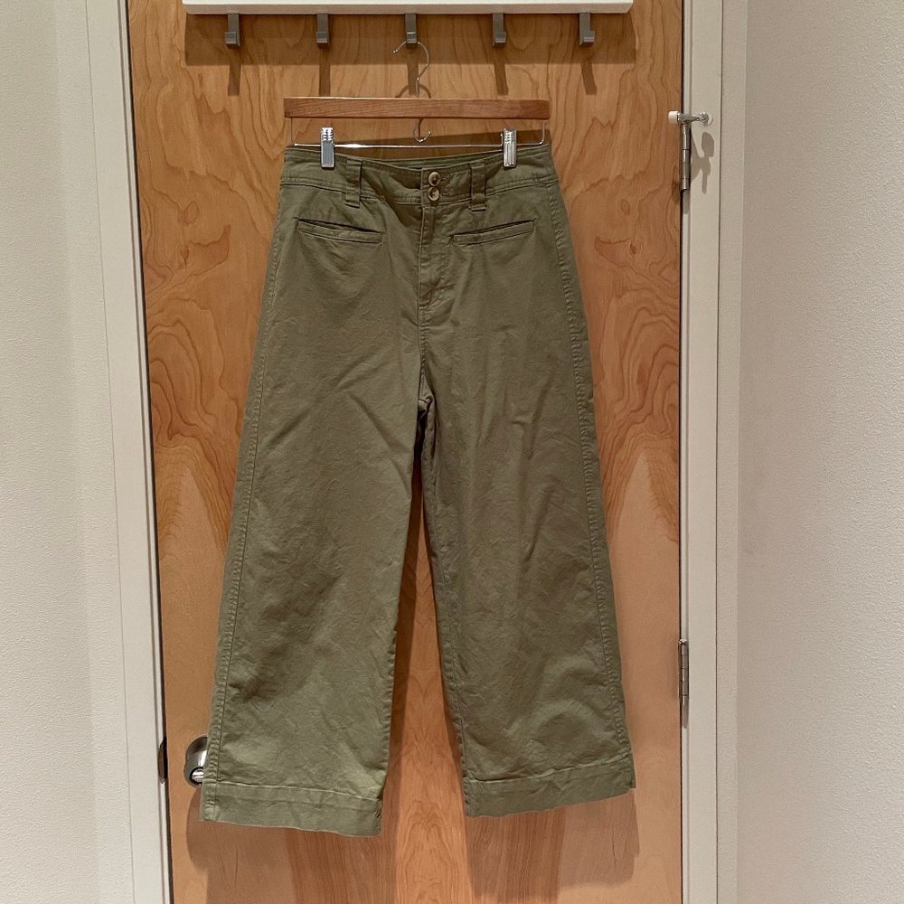 High-waisted wide-leg stretchy cropped pants in olive green, size 6